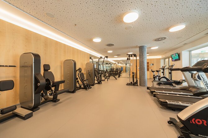 25 Minute Couples Massage with Spa Access - Relaxation beds and the included cava