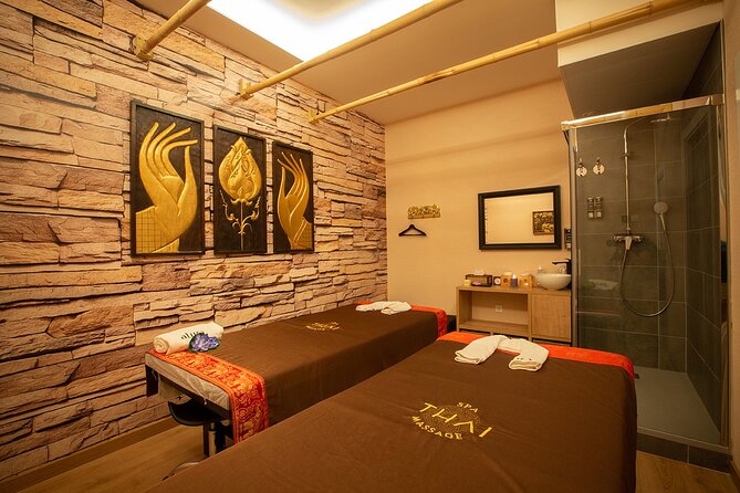 60 min Couple's Massage to Choose and 30 min Floral Bath THAI MASSAGE ALURA - Arriving at Alura in Les Corts