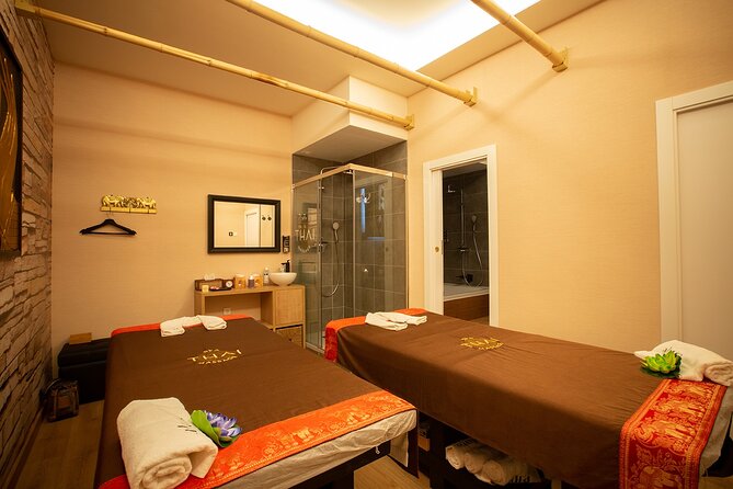 60 min Couple's Massage to Choose and 30 min Floral Bath THAI MASSAGE ALURA - The private 30-minute floral bath