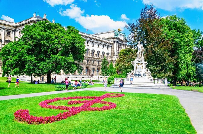 A box for a romantic walk in the city center of Vienna - Key points to know before you go