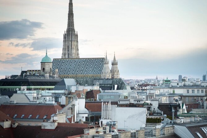 A box for a romantic walk in the city center of Vienna - Roses and the Theseustempel