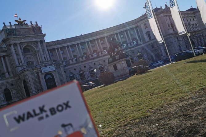 A box for a romantic walk in the city center of Vienna - Courtyards and passageways on Grünangergasse