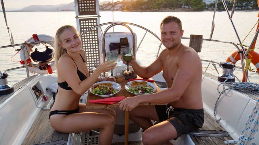 Alcudia: Romantic Sailing Trip with Diner for 2 - Life on a private yacht