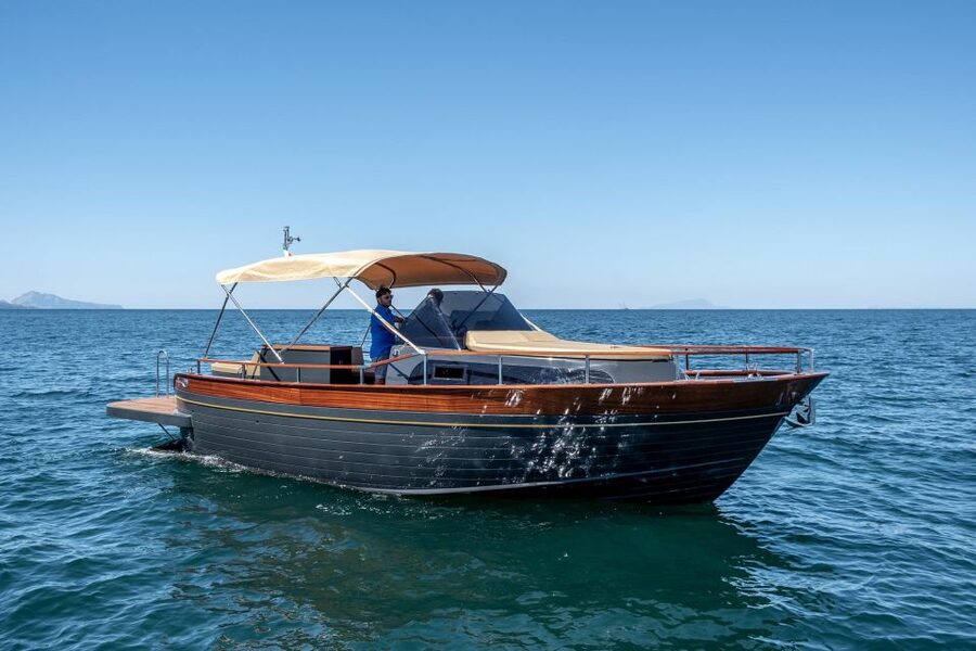 Amalfi Coast: Romantic Sunset Cruise with Music & Cocktails - Guide service and communication