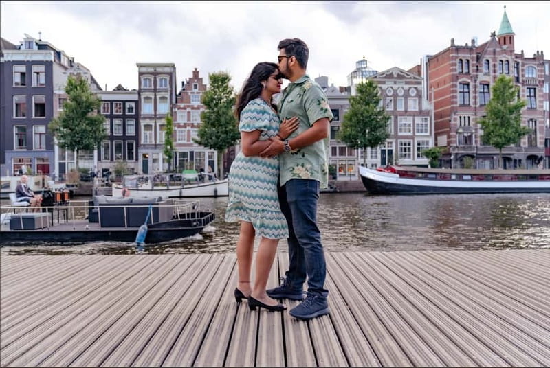 Amsterdam Canals Photoshoot: Private Solo, Family or Couples - Choosing the second location near Central Station