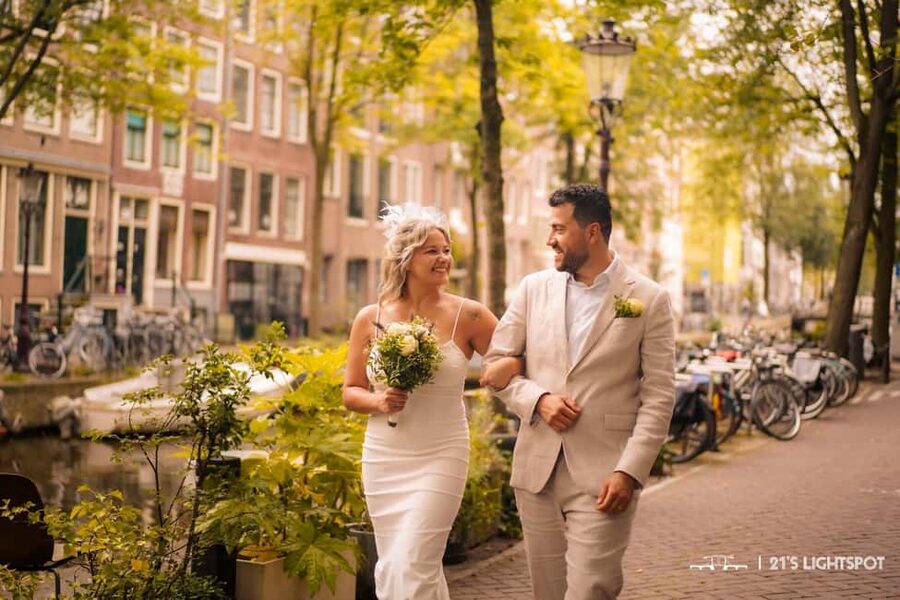 Amsterdam: Private Photoshoot for Couple, Family, or Solo - Makelaarsbruggetje: a quick start among Amsterdam bridges