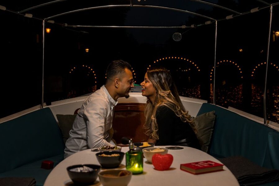 Amsterdam: Private Romantic Evening Boat Tour with Prosecco - Setting off through the Grachtengordel