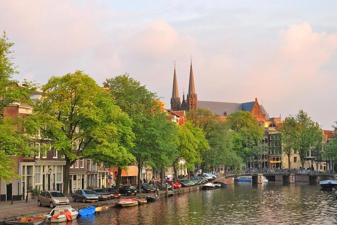Amsterdam: Private Romantic Evening Canal Cruise + Bubbles/Snacks - Key points to know before booking
