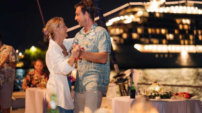 Bali/Benoa: 5-Course Romantic Evening Cruise With Live Music - A three-man band with room for requests