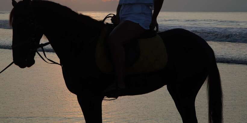 Bali: Romantic Seafood Dinner Jimbaran Beach Include Sunset - Sunset timing and the best use of the evening