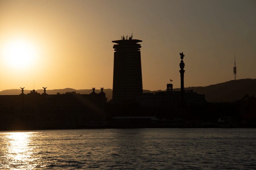 Barcelona: Private Romantic Sailing Tour with Drinks - Key points at a glance