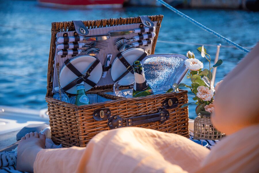 Barcelona: Private Romantic Sailing Tour with Drinks - Spotting Sagrada Família from the sea
