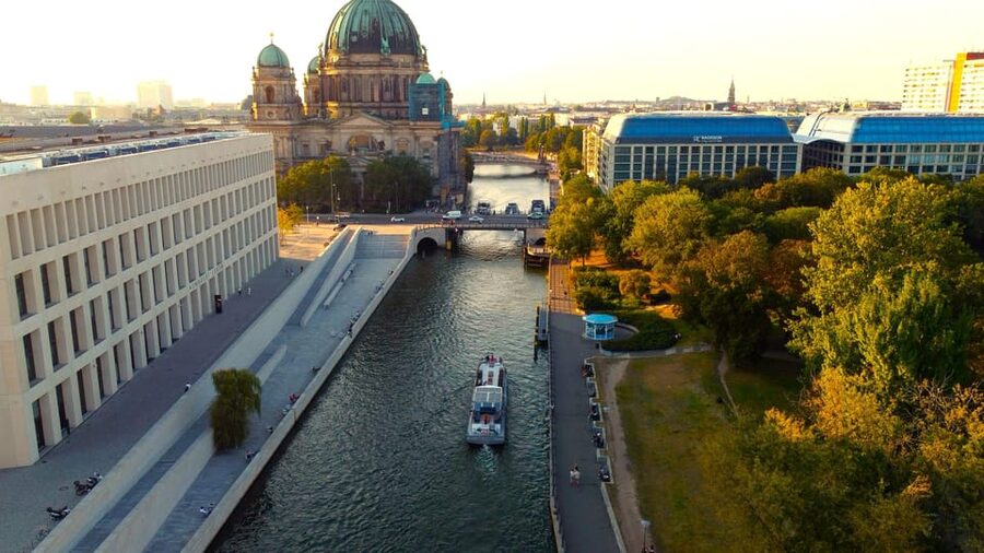 Berlin: Evening Boat Cruise – Romance & Moonlight - Key points to know before booking