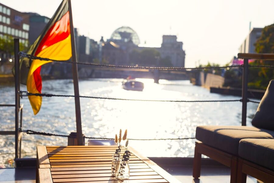 Berlin: Evening Boat Cruise – Romance & Moonlight - Music, wine, snacks, and the romance question
