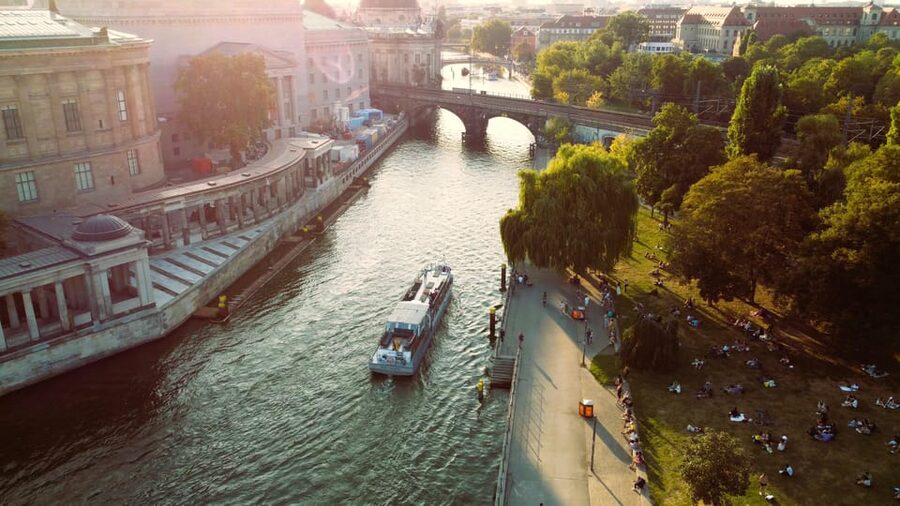 Berlin: Evening Boat Cruise – Romance & Moonlight - House of World Cultures: a modern opening view