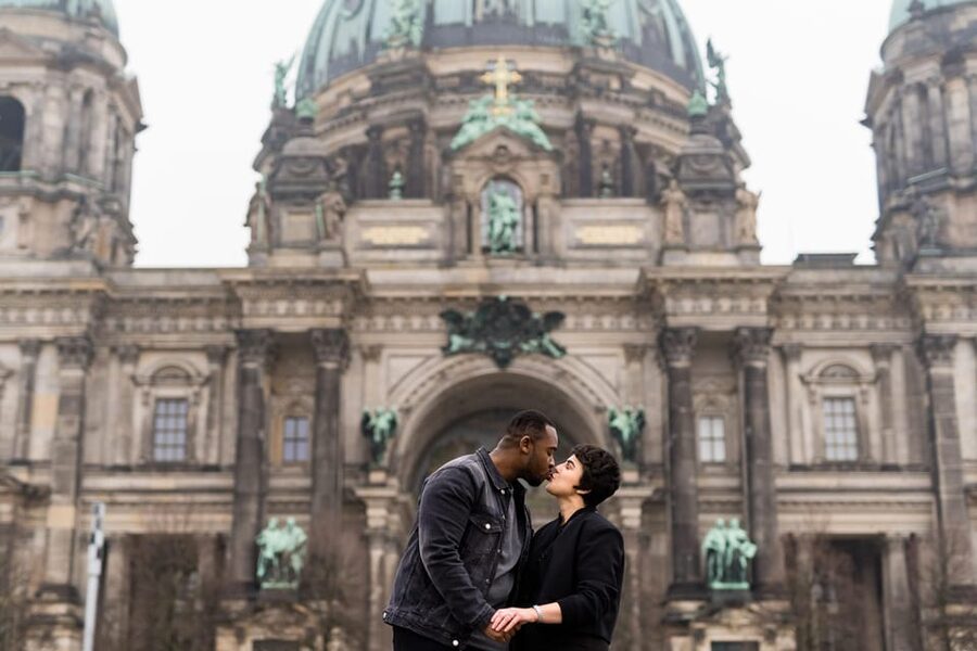 Berlin Love Story: Surprise Proposal Photography Session - Starting at the Polnisches Institut Berlin