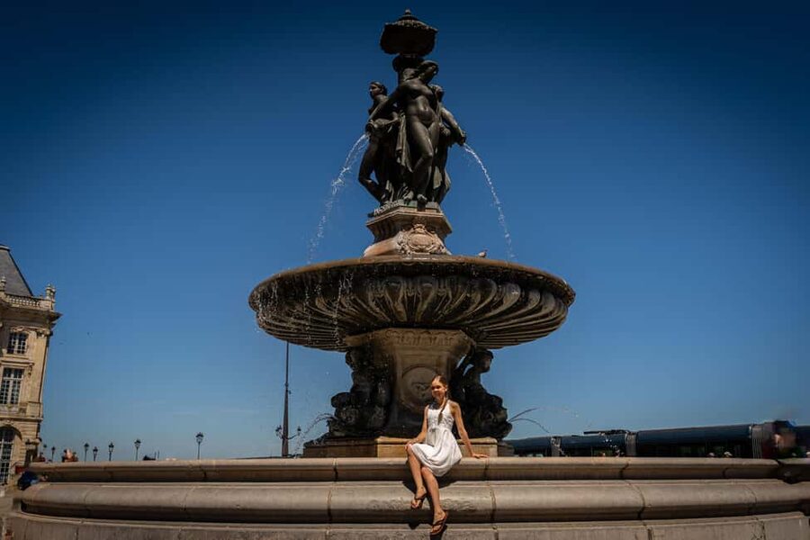Bordeaux Photographer : Romantic or Family or Friends - Choosing between iconic and intimate Bordeaux settings