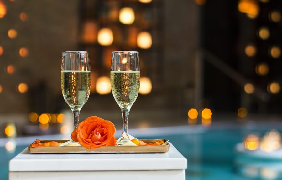 Budapest: Couple Holistic Swedish Massage with Jacuzzi Time - Four pools, different temperatures, and a large jacuzzi