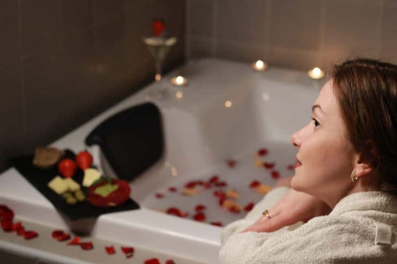BUDAPEST, Day Spa : Couples Massage with Roses Bubble Bath - The 60-minute couples massage