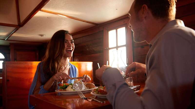 Cancun: Columbus The Romantic Dinner Cruise - Choosing between lobster, steak, surf and turf, and vegetarian food