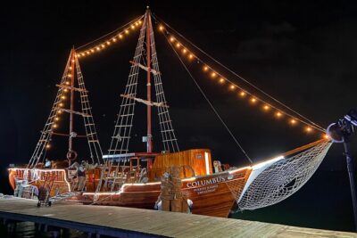 Feel the love on a romantic dinner at Cancun sea, with live music and open bar.