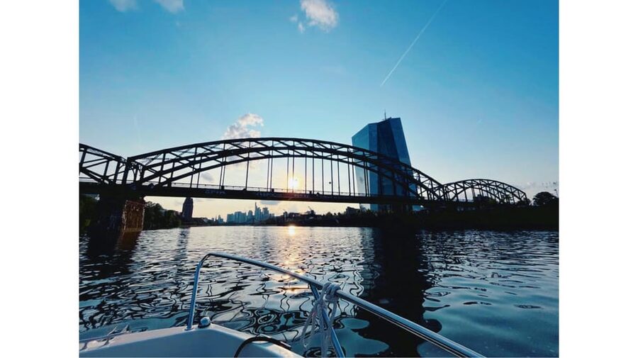 Frankfurt: Private Romantic Skyline Boat Tour - Sunset timing and the welcome drink