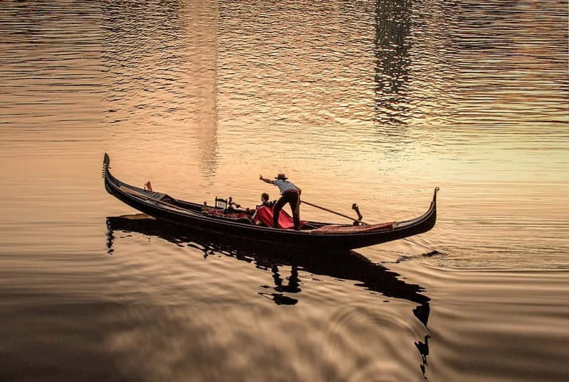 Hamburg Alster Lake romantic Tour in a Real Venetian Gondola - Five useful things to know before you go