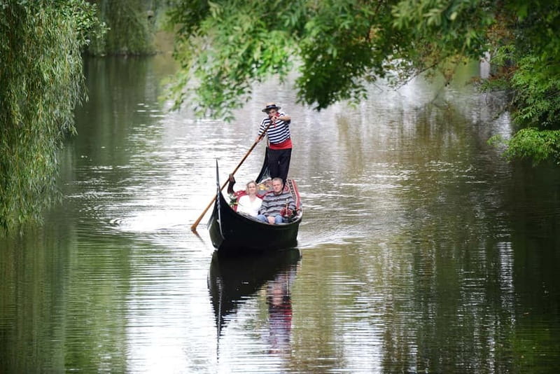 Hamburg Alster Lake romantic Tour in a Real Venetian Gondola - Weather, clothing, and comfort on the water
