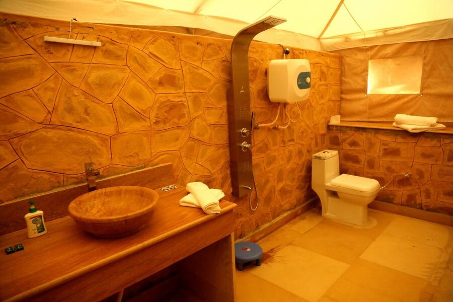 Jaisalmer: Romantic Night with Luxury Desert Camping - Guides, language, and group size