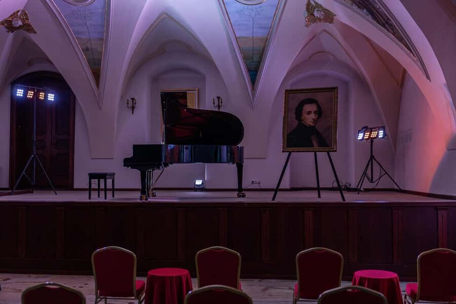 Kraków: Romantic Candlelight Chopin Piano Concert - Entering the 17th-century Bernardine church