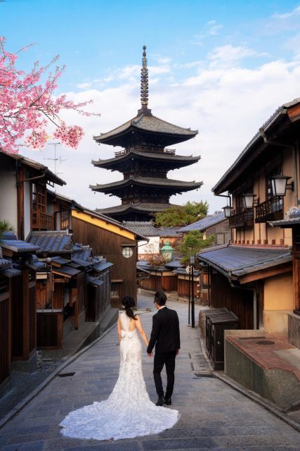 Kyoto: Private romantic photoshoot for couples - Meeting Outside KéFU Stand in Yasaka