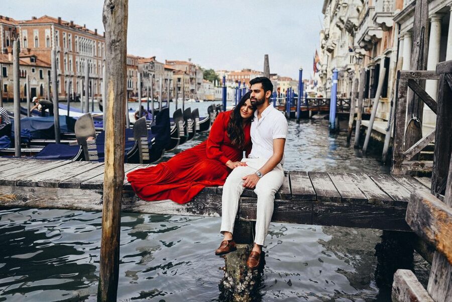 LAND & GONDOLA PHOTOSHOOTING - Teatro La Fenice and the quieter streets