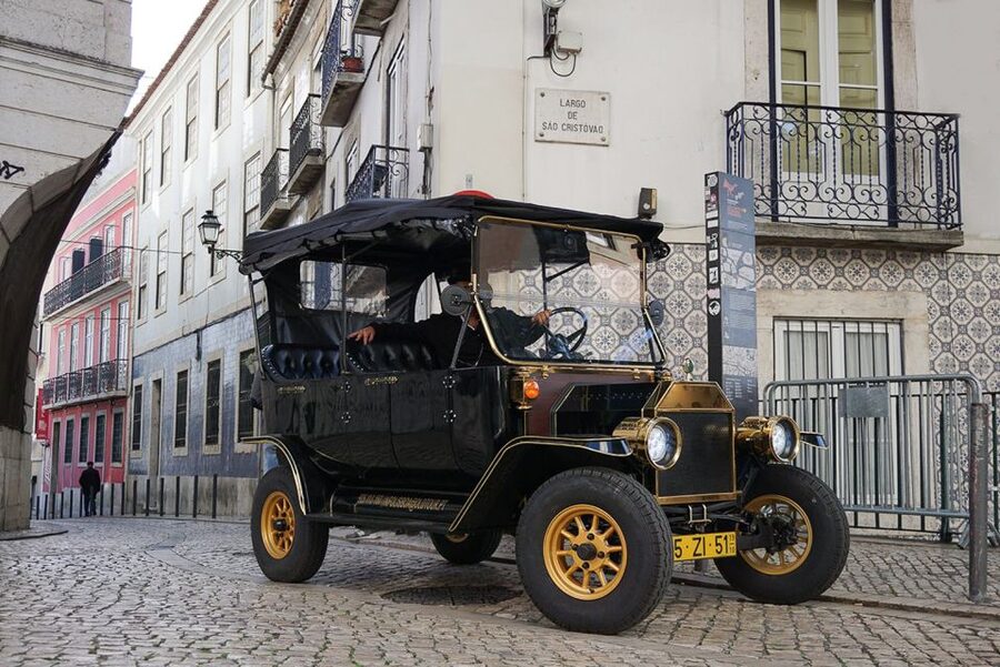 Lisbon: Vintage vehicle replica Romantic Private Tour - Who should book this one-hour Lisbon ride?