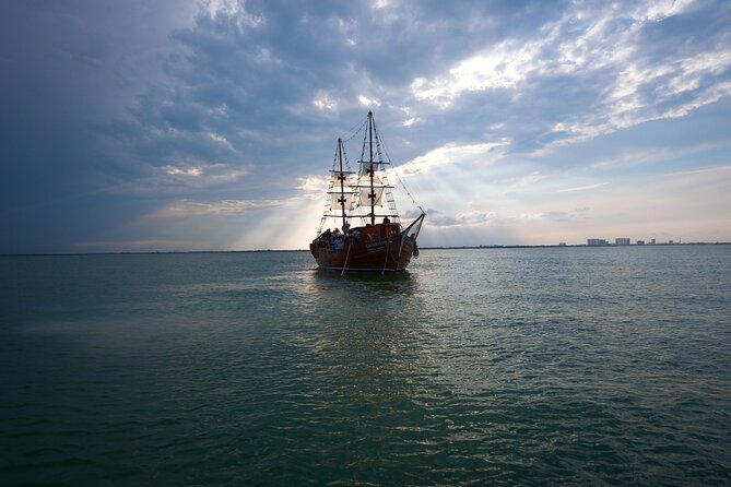 Live a Romantic Night Cruise Dinner at COLUMBUS (open bar included) - Pickup from Cancun and nearby resort areas