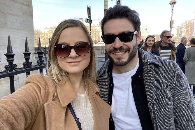 Live, Laugh, Love Along the Seine: Self-Guided Romantic Tour - From the Carrousel arch to the Louvre riverfront
