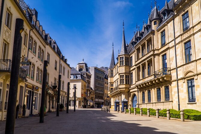 Luxembourg City Romantic Game: Walking Tour & Scavenger Hunt - National identity at the Dicks and Lentz monument