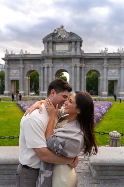 Madrid: Photoshoot for couples - Walking toward the Royal Palace