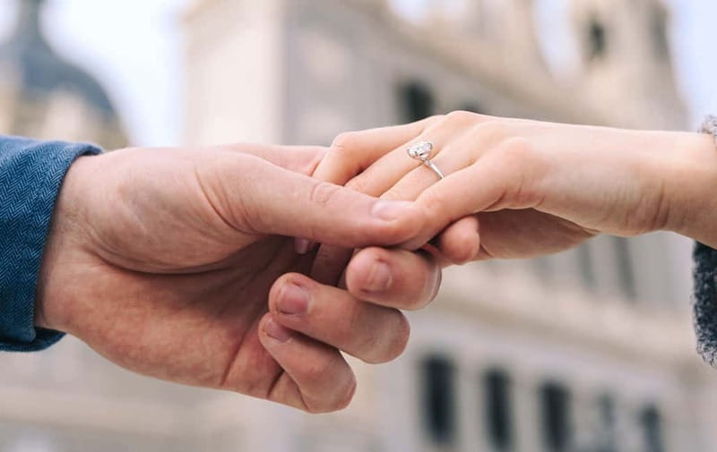 Madrid: Photoshoot for couples - Timing, language, and booking flexibility