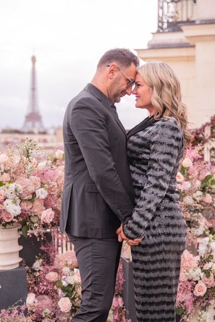 Marriage Proposal in Paris + Photographer 1h-Proposal agency - Arriving at the Eiffel Tower view