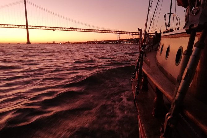 Marriage proposal on a Vintage Sailboat - Padrão dos Descobrimentos from the Tagus