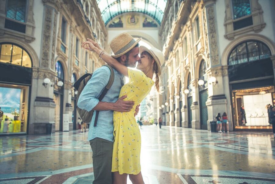 Milan: Romantic photoshoot for Couples - Duomo Square as your photo setting