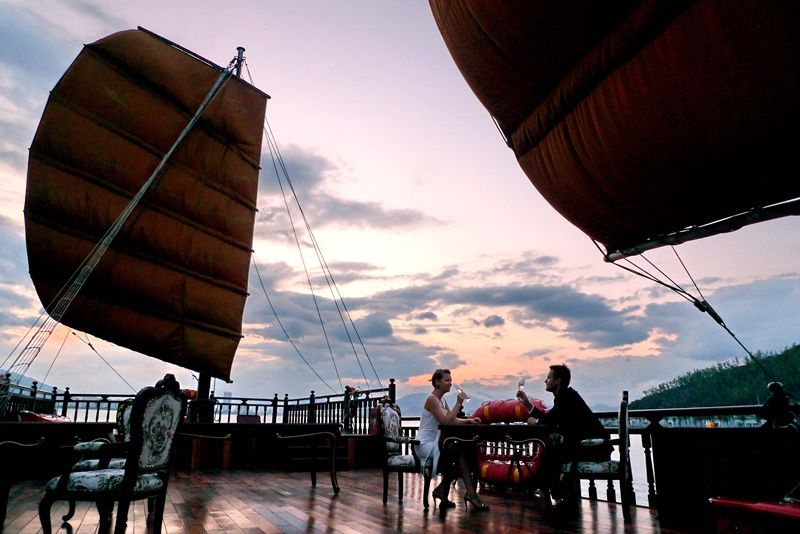 Nha Trang: Romantic Sunset Cocktails and Dinner Cruise - Drinks, lounge time, and the ride back