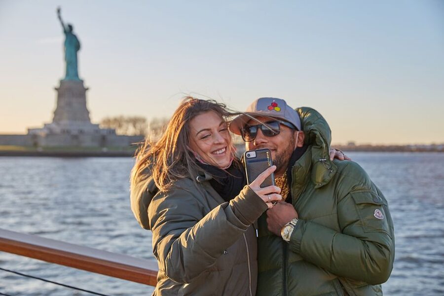 NYC: Romantic Valentine's Day Champagne Cruise - The Sparkling Wine Flight and Light Pairing