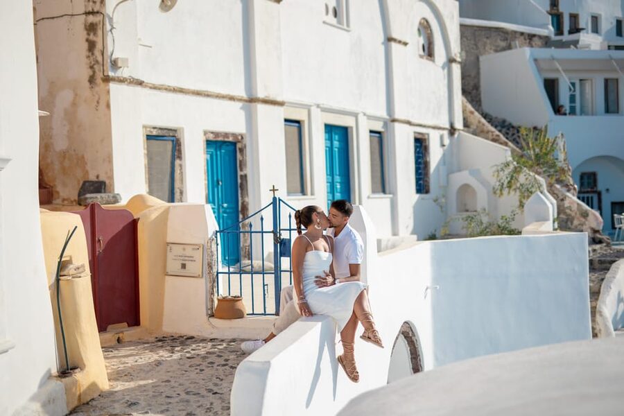 Oia: Couple photoshoot with 30 edited Photos - Why the private format helps in crowded Oia