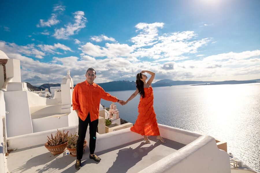 Oia: Couple photoshoot with 30 edited Photos - Choosing between the couple and flying-dress options