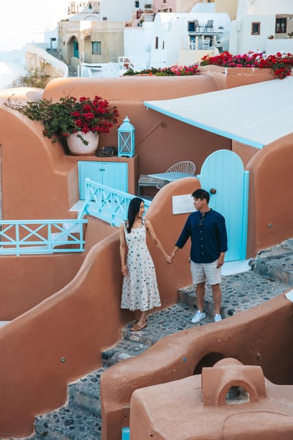 Oia: Couple photoshoot with 30 edited Photos - Price, group size, and practical value