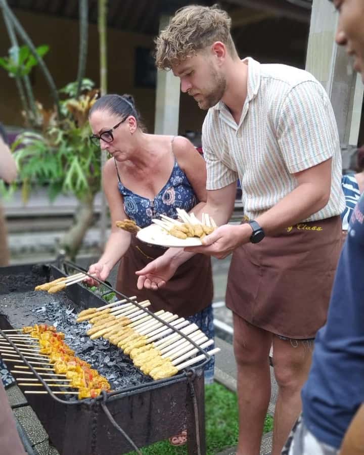 packages cooking class and romantic dinner in a local home - Dinner under flowers and candlelight