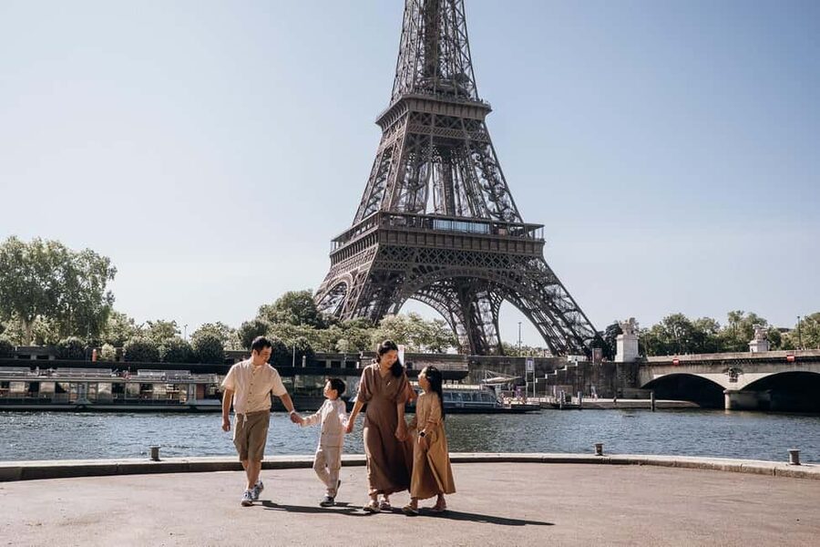 Paris: Private Eiffel Tower Photoshoot for Couples & Family - Is $159 good value for one hour?
