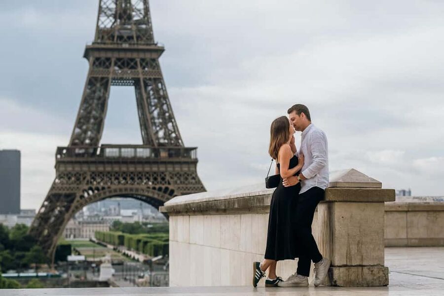 Paris: Private Eiffel Tower Photoshoot for Couples & Family - Meeting at Palais Chaillot beside Trocadéro