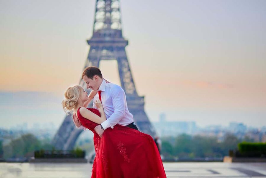 Paris: Romantic Couple Photoshoot (with flower bouquet!) - Key points at a glance